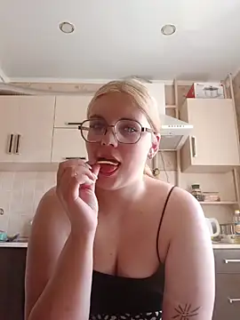 Snapshot of LoisFox chatting on 06-06-26, 06:51 LoisFox online show from 06-06-26, 06:51