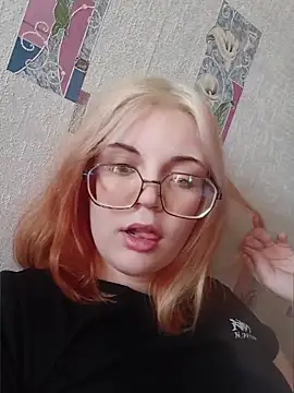Snapshot of LoisFox chatting on 05-17-26, 06:13 LoisFox online show from 05-17-26, 06:13