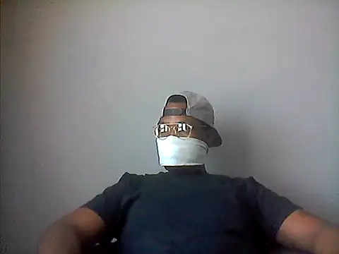 Snapshot of LunjeSA chatting on 05-12-26, 09:15 LunjeSA online show from 05-12-26, 09:15