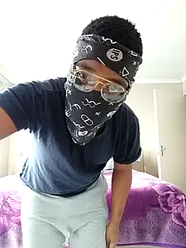 Snapshot of LunjeSA chatting on 05-31-26, 12:55 LunjeSA online show from 05-31-26, 12:55