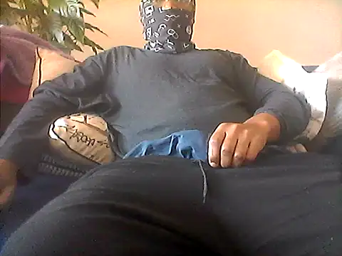 Snapshot of LunjeSA chatting on 06-15-26, 10:59 LunjeSA online show from 06-15-26, 10:59