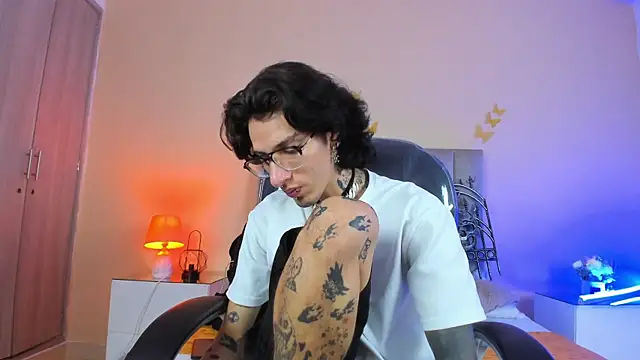 Snapshot of Vergil_Noir_ chatting on 05-16-26, 04:11 Vergil Noir online show from 05-16-26, 04:11