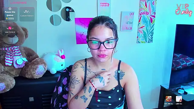 Snapshot of angelina_77 chatting on 06-14-26, 04:19 angelina 77 online show from 06-14-26, 04:19