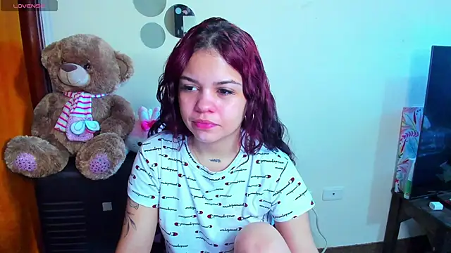 Snapshot of angelina_77 chatting on 05-10-26, 01:25 angelina 77 online show from 05-10-26, 01:25