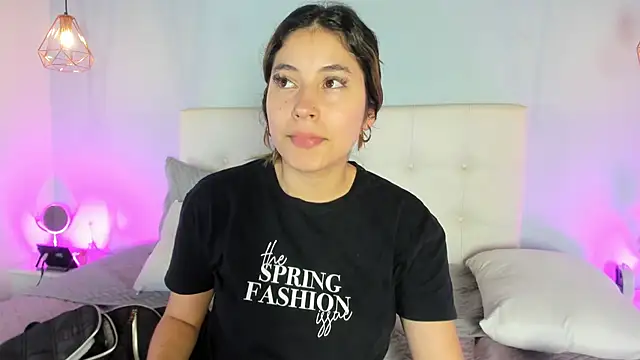 Snapshot of Alessia_blaze chatting on 05-13-26, 06:09 Alessia blaze online show from 05-13-26, 06:09