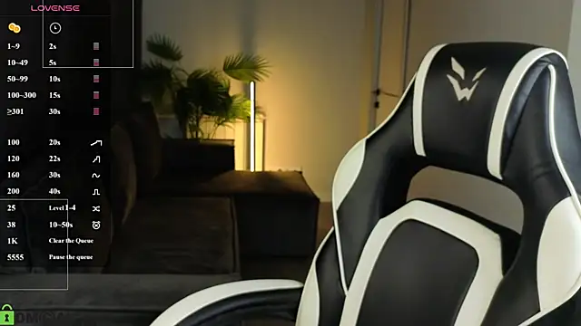 Snapshot of Leslie_Scott chatting on 07-14-26, 01:05 Leslie Scott online show from 07-14-26, 01:05