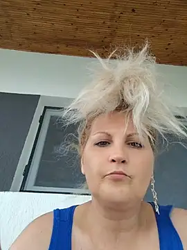 Snapshot of Divineblond chatting on 05-12-26, 10:32 Divineblond online show from 05-12-26, 10:32