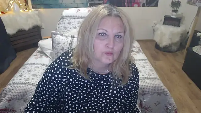 Snapshot of Divineblond chatting on 03-21-25, 08:50 Divineblond online show from 03-21-25, 08:50