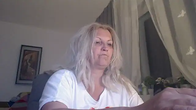 Snapshot of Divineblond chatting on 05-08-26, 11:41 Divineblond online show from 05-08-26, 11:41