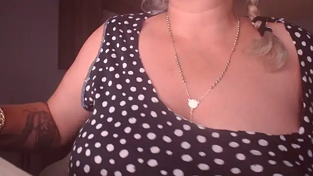 Snapshot of Divineblond chatting on 09-12-25, 12:11 Divineblond online show from 09-12-25, 12:11