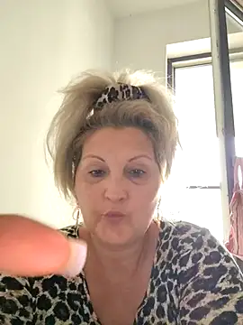 Snapshot of Divineblond chatting on 10-08-25, 11:45 Divineblond online show from 10-08-25, 11:45