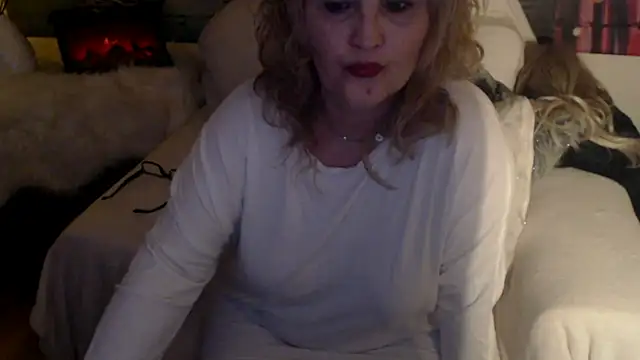 Snapshot of Divineblond chatting on 03-11-25, 11:26 Divineblond online show from 03-11-25, 11:26