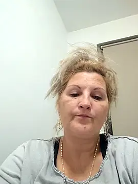 Snapshot of Divineblond chatting on 10-04-25, 04:41 Divineblond online show from 10-04-25, 04:41