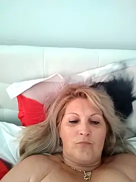 Snapshot of Divineblond chatting on 09-22-25, 01:17 Divineblond online show from 09-22-25, 01:17
