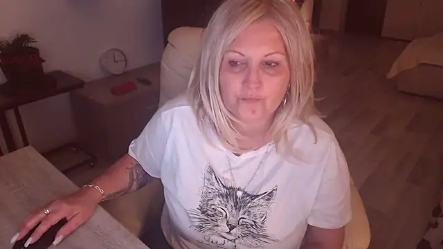 Snapshot of Divineblond chatting on 10-19-25, 09:17 Divineblond online show from 10-19-25, 09:17
