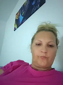 Snapshot of Divineblond chatting on 06-03-26, 10:25 Divineblond online show from 06-03-26, 10:25