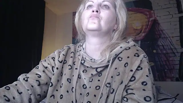 Snapshot of Divineblond chatting on 03-22-25, 02:27 Divineblond online show from 03-22-25, 02:27