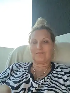 Snapshot of Divineblond chatting on 05-31-26, 06:09 Divineblond online show from 05-31-26, 06:09