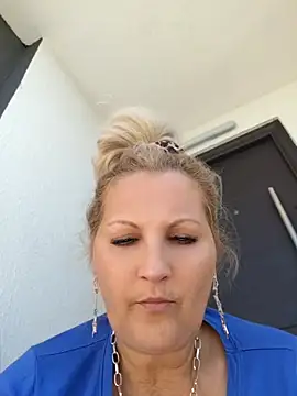 Snapshot of Divineblond chatting on 05-15-26, 01:42 Divineblond online show from 05-15-26, 01:42