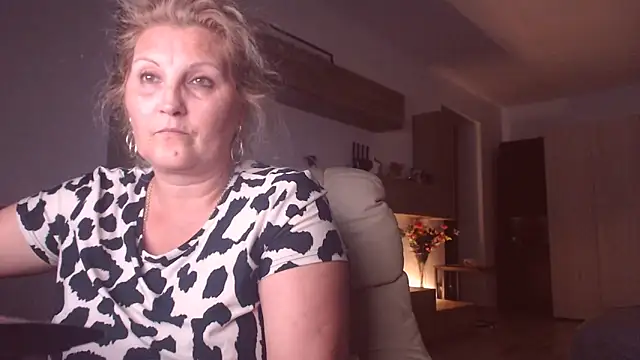 Snapshot of Divineblond chatting on 09-18-25, 10:46 Divineblond online show from 09-18-25, 10:46