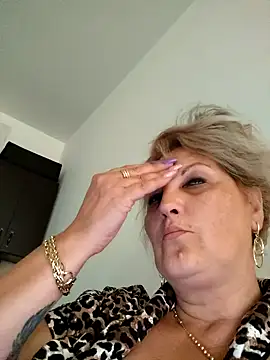 Snapshot of Divineblond chatting on 10-01-25, 10:41 Divineblond online show from 10-01-25, 10:41