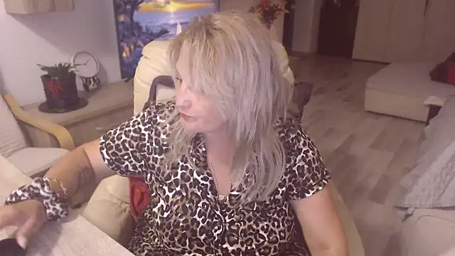 Snapshot of Divineblond chatting on 09-24-25, 10:48 Divineblond online show from 09-24-25, 10:48