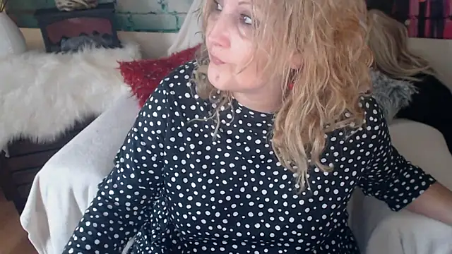 Snapshot of Divineblond chatting on 03-12-25, 08:19 Divineblond online show from 03-12-25, 08:19