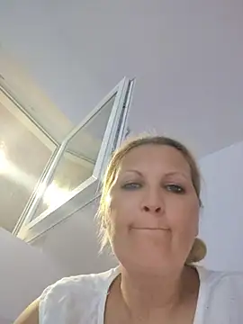 Snapshot of Divineblond chatting on 06-10-26, 08:32 Divineblond online show from 06-10-26, 08:32