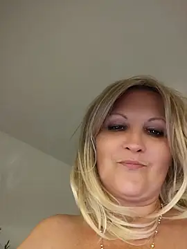 Snapshot of Divineblond chatting on 06-01-26, 11:04 Divineblond online show from 06-01-26, 11:04