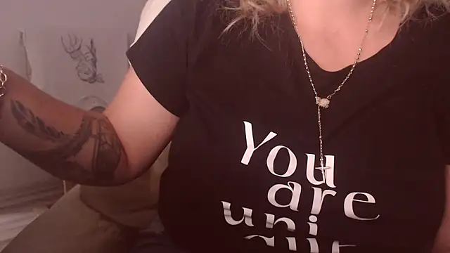 Snapshot of Divineblond chatting on 09-17-25, 02:41 Divineblond online show from 09-17-25, 02:41