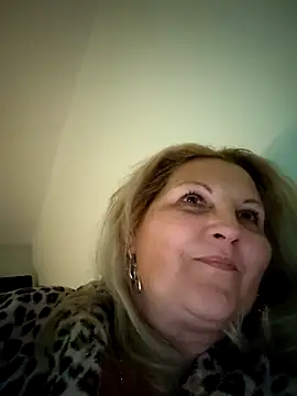 Snapshot of Divineblond chatting on 10-17-25, 06:43 Divineblond online show from 10-17-25, 06:43