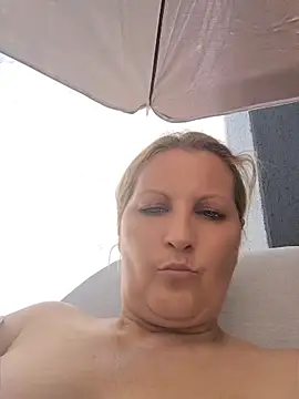 Snapshot of Divineblond chatting on 06-05-26, 12:44 Divineblond online show from 06-05-26, 12:44