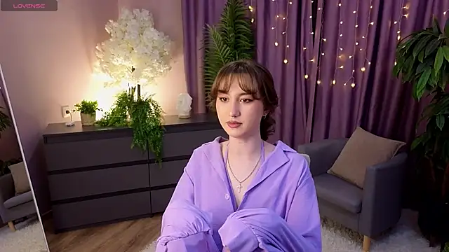 Snapshot of LouiseEvans chatting on 04-28-26, 11:47 LouiseEvans online show from 04-28-26, 11:47