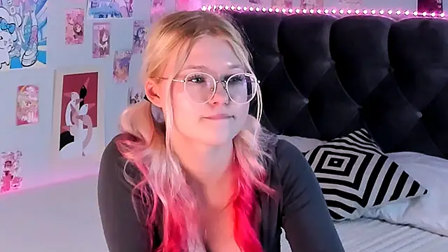 Snapshot of LunariaFox chatting on 05-31-26, 06:09 LunariaFox online show from 05-31-26, 06:09