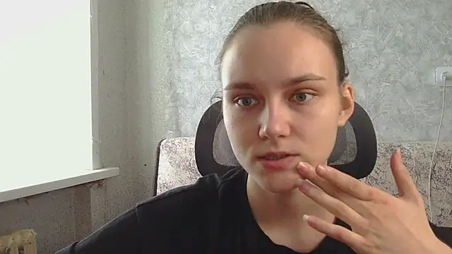 Snapshot of DolcezzaCream chatting on 05-30-26, 11:05 DolcezzaCream online show from 05-30-26, 11:05