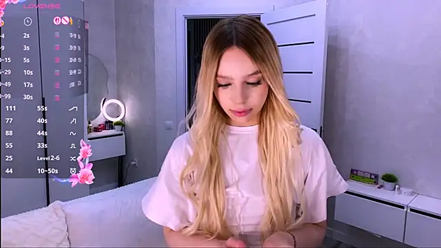 Snapshot of Mooniesiesita chatting on 06-15-26, 04:39 Mooniesiesita online show from 06-15-26, 04:39