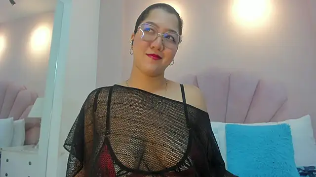 Chloe Thomsoon  online show from 04-23-26, 12:22