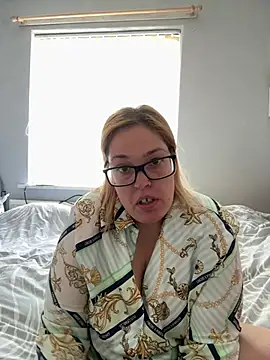 Snapshot of SecretRavenXO chatting on 05-21-26, 11:40 SecretRavenXO online show from 05-21-26, 11:40