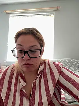 Snapshot of SecretRavenXO chatting on 05-20-26, 02:25 SecretRavenXO online show from 05-20-26, 02:25