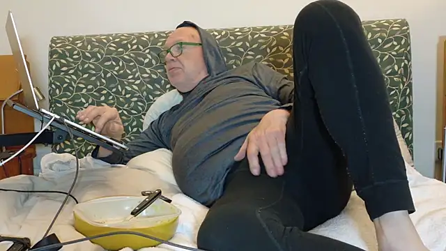 Snapshot of KinkCentral chatting on 05-19-26, 08:38 KinkCentral online show from 05-19-26, 08:38