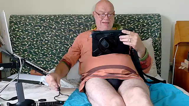 Snapshot of KinkCentral chatting on 06-11-26, 08:00 KinkCentral online show from 06-11-26, 08:00