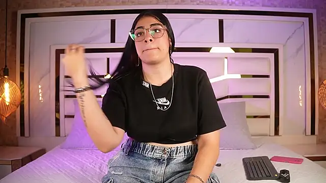 nicole sm online show from 04-24-26, 03:30