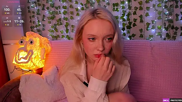 Snapshot of _CloudNine_ chatting on 05-18-26, 04:40 CloudNine online show from 05-18-26, 04:40