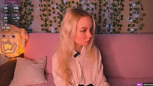 Snapshot of _CloudNine_ chatting on 06-06-26, 02:39 CloudNine online show from 06-06-26, 02:39