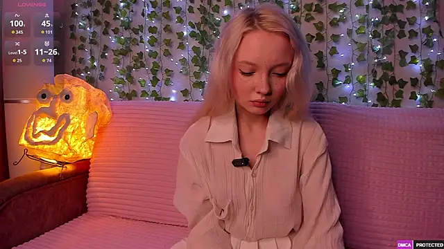 Snapshot of _CloudNine_ chatting on 05-18-26, 02:12 CloudNine online show from 05-18-26, 02:12