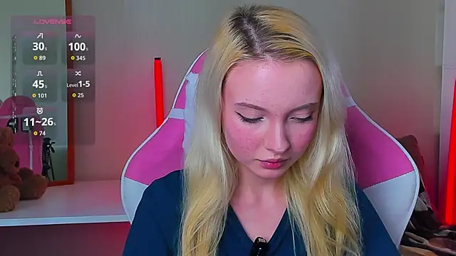 Snapshot of _CloudNine_ chatting on 06-15-26, 02:01 CloudNine online show from 06-15-26, 02:01
