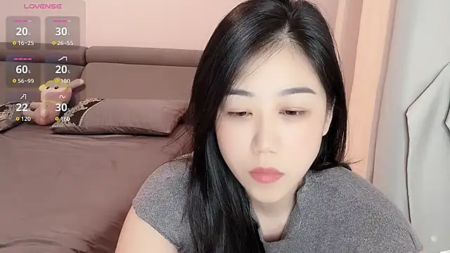 Snapshot of F-Yuwei chatting on 06-11-26, 08:22 F-Yuwei online show from 06-11-26, 08:22