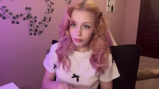 Snapshot of milimoon chatting on 05-03-26, 12:53 milimoon online show from 05-03-26, 12:53