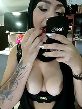 Snapshot of nadia__abaud chatting on 10-26-25, 02:01 nadia abaud online show from 10-26-25, 02:01