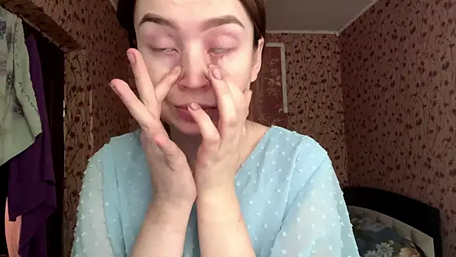 Snapshot of Chloooee chatting on 05-14-26, 02:47 Chloooee online show from 05-14-26, 02:47
